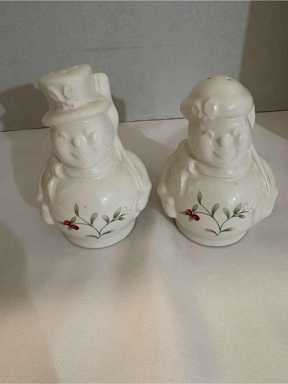 Pfaltzgraff Winterberry snowman salt & Pepper shaker festive holly and berry 2PC
